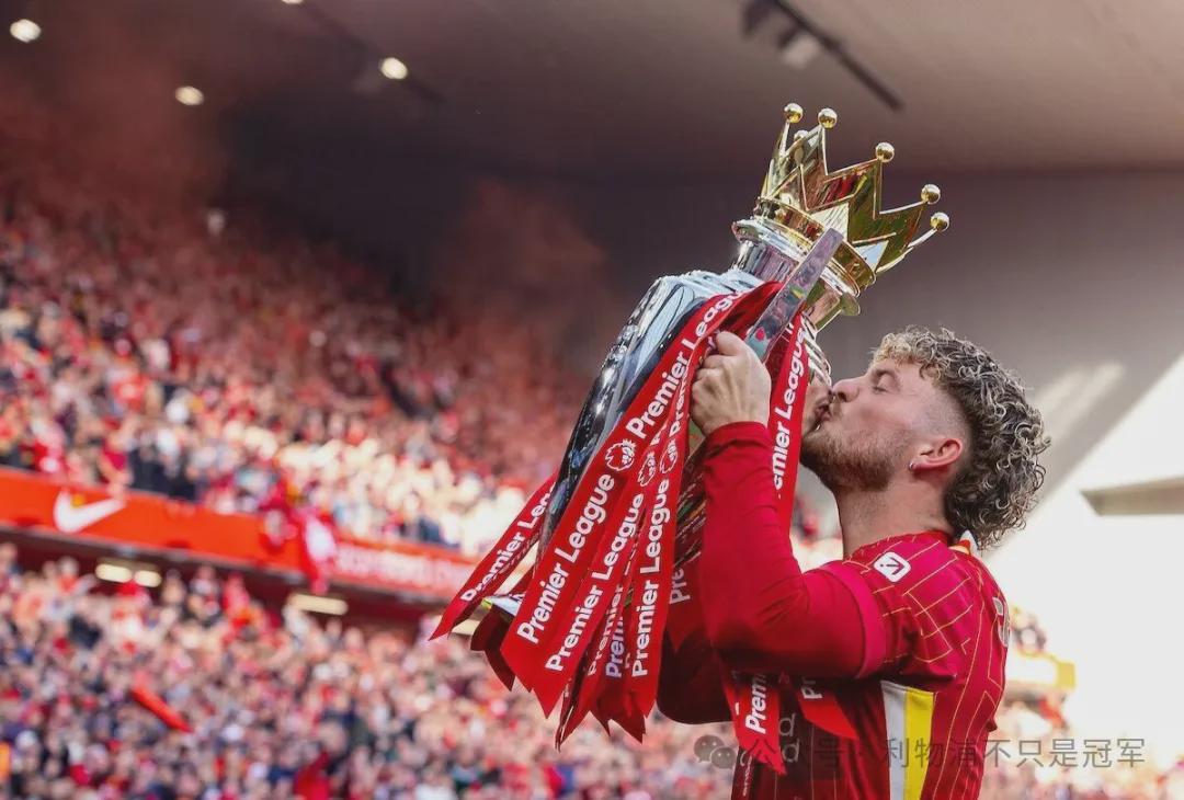 当利物浦球迷欢庆一笔笔重磅引援,别忘了给埃利奥特一个祝福